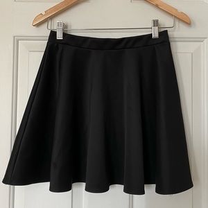 Black Pleated Mini Skirt / Size: Medium